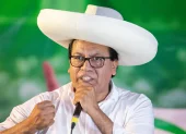 El candidato presidencial peruano del partido izquierdista Juntos por el Perú, Roberto Sánchez, habla durante un acto político, en Huaycan (Lima).