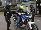 Imagen referencial. La Policía realiza controles a personas y motocicletas en distintos puntos de Quito.