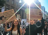 Personas participan en la "Marcha Federal Universitaria" en reclamo de mayores fondos para las casas de altos estudios, en Buenos Aires (Argentina).