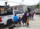 Pobladores salen de los lugares donde se encontraban resguardados en los alrededores donde ocurrió un enfrentamiento en Chilapa, estado Guerrero (México).