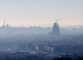 Imagen de archivo de contaminación sobre la ciudad de Barcelona.