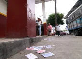 Cartas de naipes y manchas de sangre quedaron sobre la vereda tras el doble crimen ocurrido en el centro de Guayaquil.
