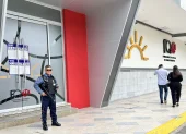 Sellos de clausura permanecen en el ingreso del casino Club del Sol, intervenido por segunda vez en 2026.