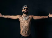 Durante su gira mundial, el artista rechazó que el país deba pedir disculpas por su pasado colonial y reivindicó el idioma español.