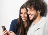 El pebbling describe pequeños gestos que fortalecen vínculos en redes sociales.