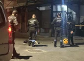 Personal del GIR acordonó la zona y evacuó a moradores cercanos durante la inspección del vehículo sospechoso.