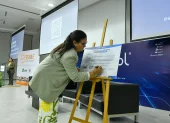 La rectora de la Espol, Cecilia Paredes, firma una alianza de cinco universidades para hacer el estudio GEM en Ecuador, que mide cómo van los emprendimientos en el país.