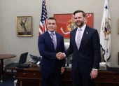 El presidente de Ecuador, Daniel Noboa, y el vicepresidente de Estados Unidos, JD Vance, durante su encuentro oficial en Washington.