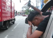 El asfalto y el concreto intensifican la sensación de calor en Guayaquil, donde caminar al mediodía se vuelve agotador.
