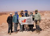 Imagen de los miembros de la expedición en un cerro de Ounianga, al norte de Chad.