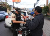 Control. Policías realizaron controles a motociclistas y conductores durante un operativo preventivo ejecutado en distintos sectores de Cumbayá.