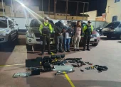 Tres personas fueron aprehendidas durante un operativo policial ejecutado en el sector de Itchimbía, en Quito.