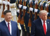 El presidente chino Xi Jinping unto al presidente estadounidense Donald Trump durante una ceremonia de bienvenida en el Gran Salón del Pueblo en Pekín, China, este jueves.