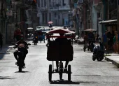 Vista general, captada a contraluz este 13 de mayo, de una calle en el centro de La Habana (Cuba).