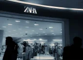 La valoración de Zara en 2026 marca un hito para el retail europeo, al ser la primera vez que una marca de fast fashion lidera sobre el segmento de sportswear tradicional