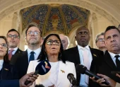 Delcy Rodríguez (C), presidenta interina de Venezuela, habla con periodistas tras una sesión en La Haya, Países Bajos, el 11 de mayo de 2026.