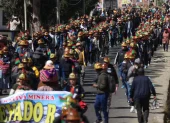 Mineros participan en una protesta donde exigen la atención de sus demandas al presidente de Bolivia, Rodrigo Paz, este jueves en La Paz (Bolivia).