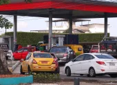 En algunas gasolineras de Ecuador todavía no es normal el despacho de combustible.