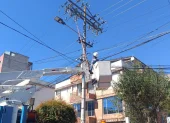 Personal de la Empresa Eléctrica Quito trabajó en la reparación del cable subterráneo afectado en el norte de la capital.