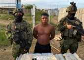 Alias “Negro”, señalado como integrante de SAO BOX, fue capturado durante un operativo militar ejecutado en Puerto Bolívar, en la provincia de El Oro.