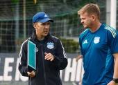 Cristian Nasuti (d) asume como director técnico interino tras la salida de Vicente Sánchez (i) en Emelec.