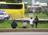 La vía a la costa presenta varios tramos antipeatonales, en los que las personas deben cruzar en condiciones que los ponen en peligro.