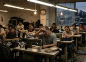 Trabajadores en un taller textil enfrentan jornadas extenuantes y condiciones precarias,