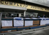 Cartones con documentación del caso Goleada que ingresaron a la audiencia en la que la Fiscalía reformuló cargos por presunto lavado de activos.