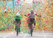 El ciclista colombiano César Guavita (d) se coronó como campeón de la Vuelta Bnatrab en Guatemala, la que fue su primera competencia como parte del equipo Best PC Ecuador.