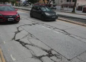 Las grietas en la calzada afectan la movilidad en un tramo de Guayacanes.