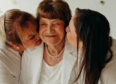 Las madres asumen el reto de criar a sus hijos a pesar de las dificultades.