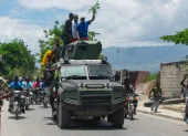Personas celebran la llegada de la Policía Nacional Haitiana (PNH) a una zona del barrio Cité Soleil tras enfrentamientos entre grupos armados, en Puerto Príncipe (Haití).