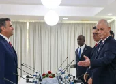 Agencia Central de Inteligencia (CIA) de su director, John Ratcliffe (i), reunido con funcionarios cubanos este jueves, en La Habana (Cuba).
