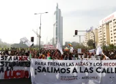 Estudiantes chilenos captados este 14 de mayo al protestar en contra de los recortes económicos ejecutados por el Gobierno de José António Kast, en Santiago de Chile.