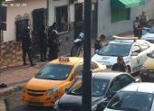 En el suroeste de Guayaquil se capturó al sujeto que manejaba este taxi en el que habrían llegado los sicarios que asesinaron a dos personas en Playas.
