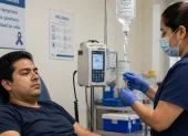 Paciente recibe tratamiento intravenoso en un centro especializado, mientras especialista advierte sobre el diagnóstico tardío de la Mucopolisacaridosis.