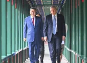 El presidente chino Xi Jinping junto al presidente estadounidense Donald Trump dando cierre a su encuentro en China.