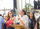 Según la fundación Malecón 2000, el evento fue espontáneo, pero en la convocatoria hasta usaron un podio.