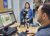 Ciudadano realiza el registro fotográfico en una agencia del Registro Civil para obtener la cédula en Ecuador