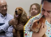 Los padres de Yailín Proaño abrazan a Capuccino dentro de la Unidad Judicial de Daule, tras el fallo que ordenó devolver el perro a su familia.
