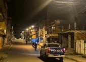 Patrullaje policial en las calles durante el toque de queda nocturno en Ecuador, vigente hasta el 18 de mayo de 2026.