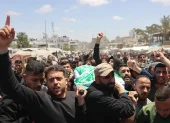 Varias personas recorrieron las calles de la Ciudad de Gaza con el cuerpo de Ezedin Al Hadad.