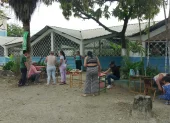 Padres de familia reparan y acondicionan las bancas escolares que usarán sus hijos durante el año lectivo.