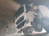 El camión chocó y se quedó virado debajo del paso a desnivel de San Blas, en el centro de Quito.