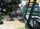 En las orillas del río Milagro hay diversidad de desechos, que muestran la falta de control.