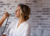 El maquillaje con aerógrafo permite lograr una piel ligera, uniforme y de larga duración, ideal para novias, eventos y producciones donde el acabado debe mantenerse impecable por horas.