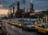 Mientras las chimeneas de las refinerías operan a media marcha al fondo, los ciudadanos enfrentan filas kilométricas para obtener combustible importado a precios internacionales.