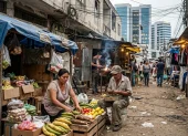 Comerciantes trabajan en estructuras improvisadas expuestas a riesgos ambientales y de seguridad