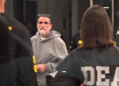 Captura de video de Alex Saab escoltado por agentes de la DEA a su llegada este sábado 16 de mayo, al aeropuerto de Opa-locka, en el condado de Miami-Dade (EE.UU.)
