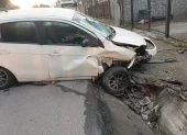 En Guápulo, un vehículo perdió pista y terminó encunetado. Una persona resultó herida.
